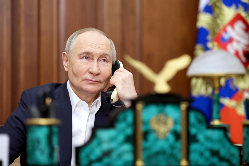 Путин обсудил по телефону с Рахмоном вопросы безопасности и экономики