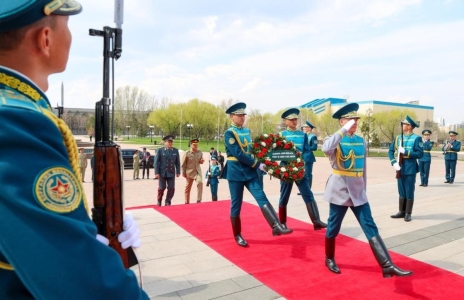 Министр обороны Казахстана встретился с главнокомандующим Сухопутными войсками ВС Пакистана