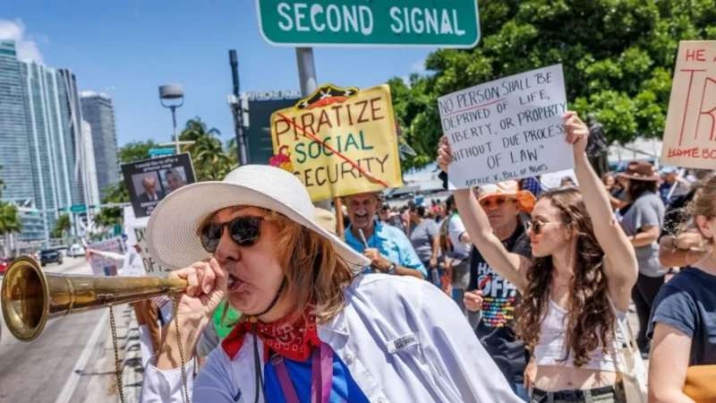Новые акции протеста против Трампа прошли по всей Америке