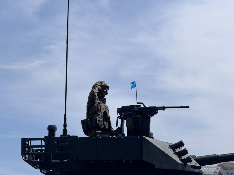 Дань памяти или политический жест? Как прошёл военный парад в Астане