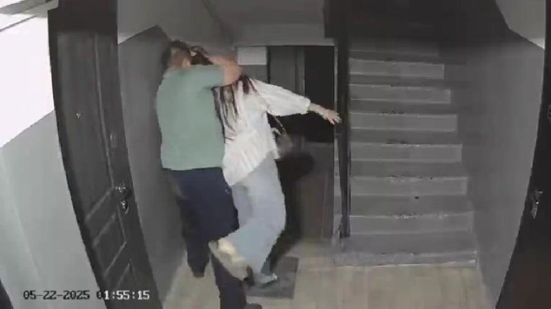 Нападение на девушку в подъезде одного из домов в Сатпаеве попало на видео  