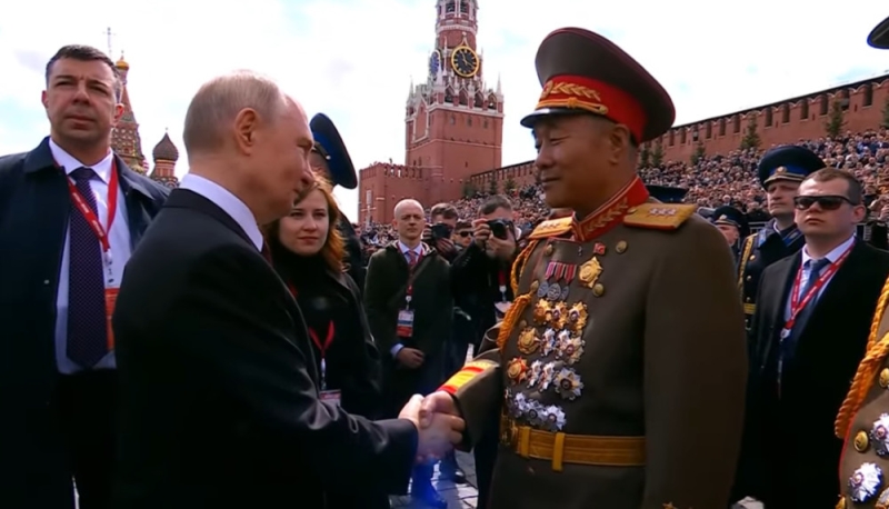 Путин пообщался с военными КНДР после парада Победы