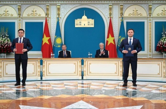 tokaev-i-to-lam-prinjali-sovmestnoe-zajavlenie-ob-ustanovlenii-strategicheskogo-partnerstva-mezhdu-kazahstanom-i-vetnamom-3ce8d28.jpg