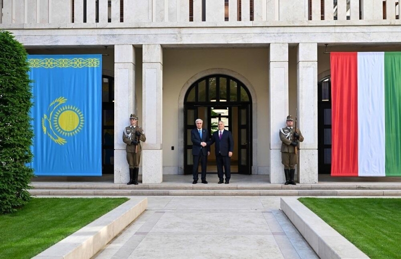 Токаев провел переговоры с премьер-министром Венгрии