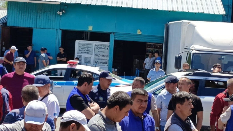 У алматинских торговцев хотят отобрать парковку у оптовки. Они вышли на протест