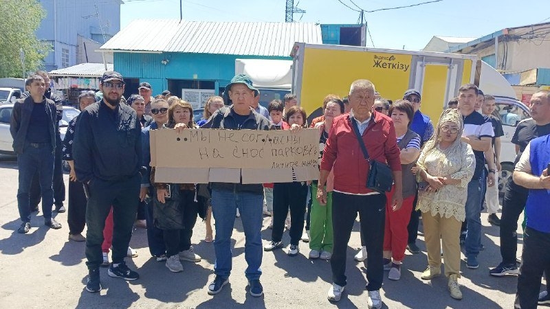 У алматинских торговцев хотят отобрать парковку у оптовки. Они вышли на протест