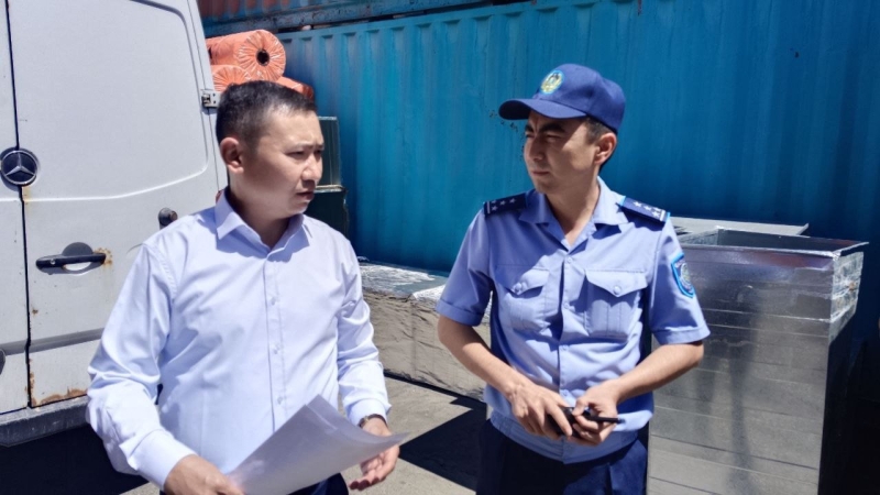 У алматинских торговцев хотят отобрать парковку у оптовки. Они вышли на протест