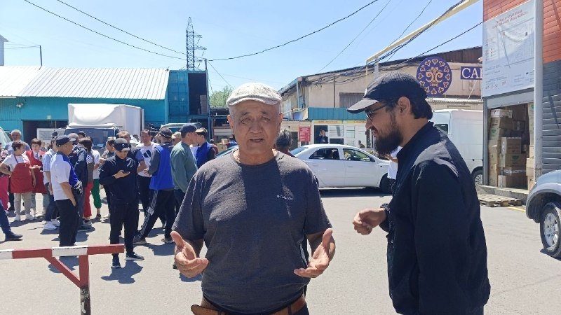 У алматинских торговцев хотят отобрать парковку у оптовки. Они вышли на протест