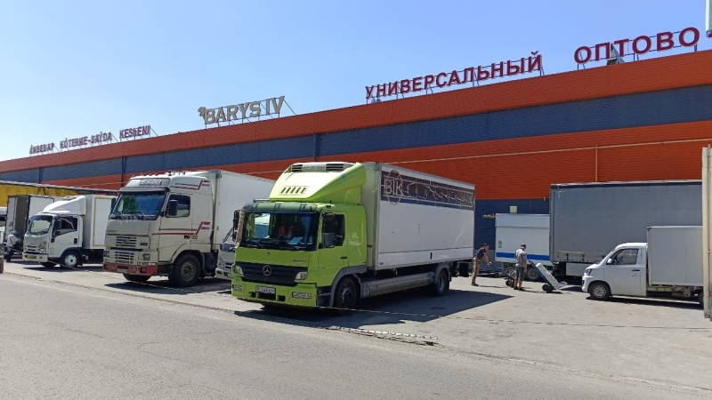 У алматинских торговцев хотят отобрать парковку у оптовки. Они вышли на протест