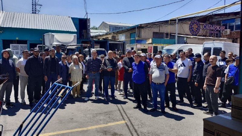 У алматинских торговцев хотят отобрать парковку у оптовки. Они вышли на протест