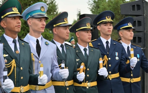 Лучшие выпускники высших военных учебных заведений получили погоны из рук Токаева (фото)