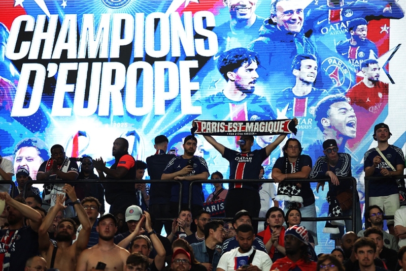 Париж ликует после победы футболистов ПСЖ над итальянским "Интером"