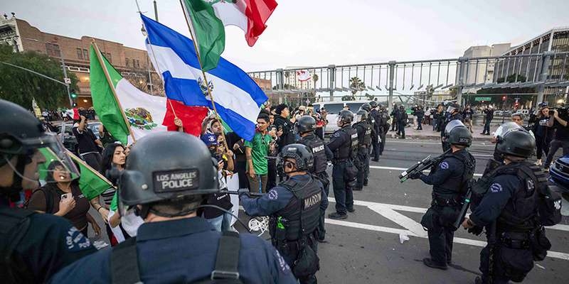 Протесты против политики Трампа захлестнули уже десять штатов