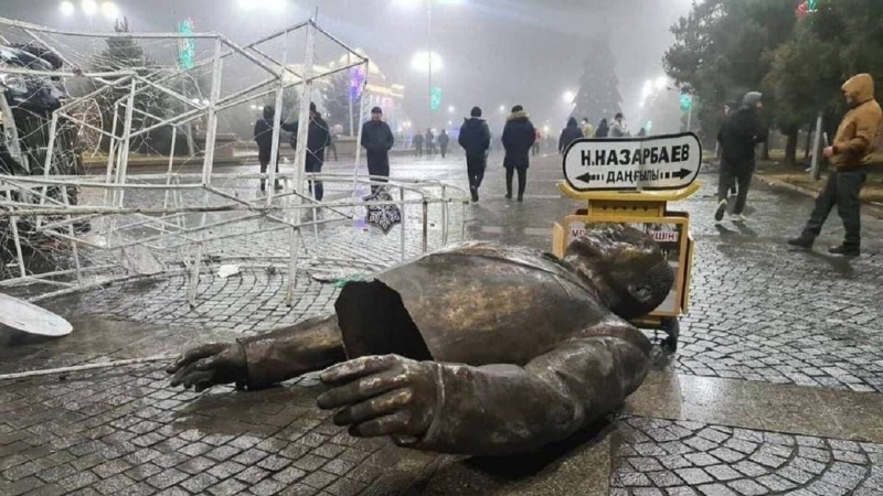«Нет другого Бога, кроме тебя»: Назарбаеву — 85. Культ личности и его крах