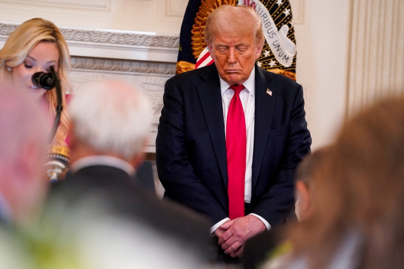 Трамп в ответ на слова Медведева приказал переместить две атомные подлодки США