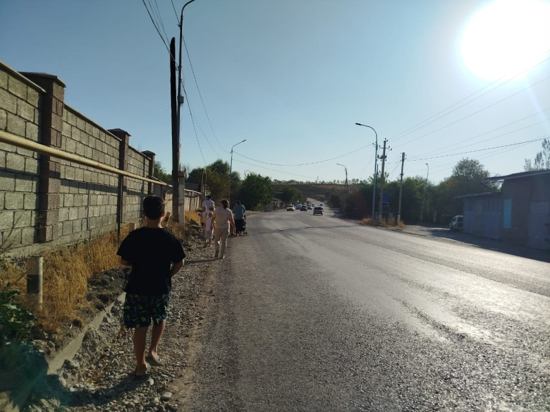 В Аксукенте расширили дорогу, но забыли про тротуары: школьники рискуют жизнью