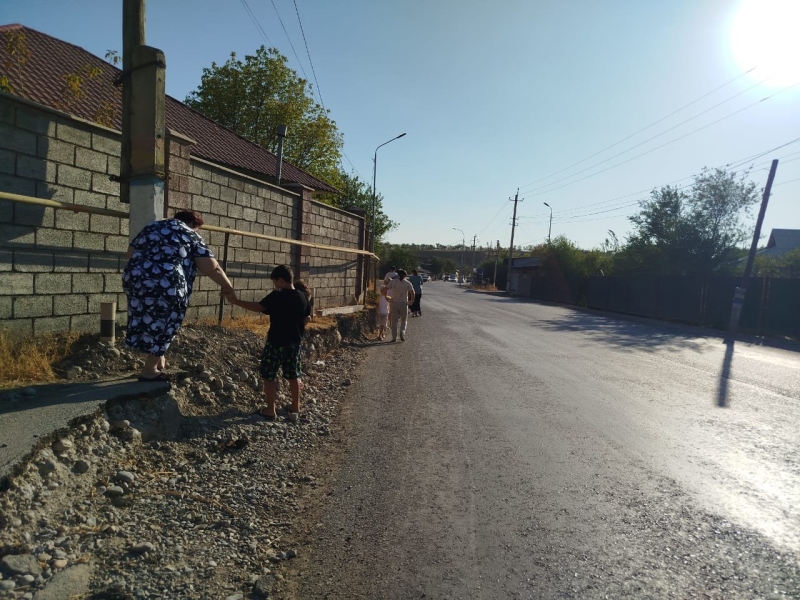 В Аксукенте расширили дорогу, но забыли про тротуары: школьники рискуют жизнью