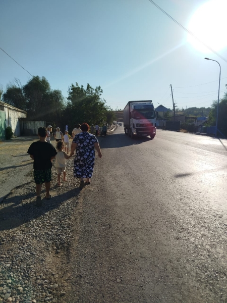 В Аксукенте расширили дорогу, но забыли про тротуары: школьники рискуют жизнью