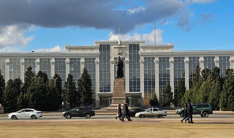 Зачем в Усть-Каменогорске всё время перекрашивают памятник Абаю?