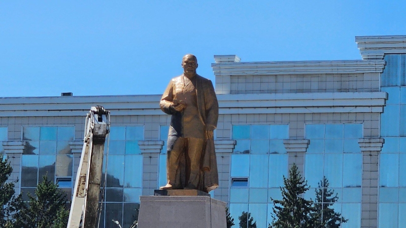Зачем в Усть-Каменогорске всё время перекрашивают памятник Абаю?