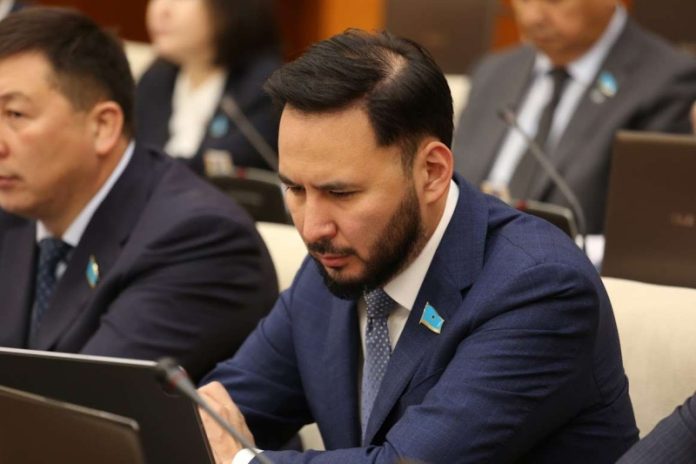 deputat-hodzhanazarov-vyskazalsja-o-chrezmernoj-zabote-gosudarstva-o-bankah-a5e7b0a.jpg