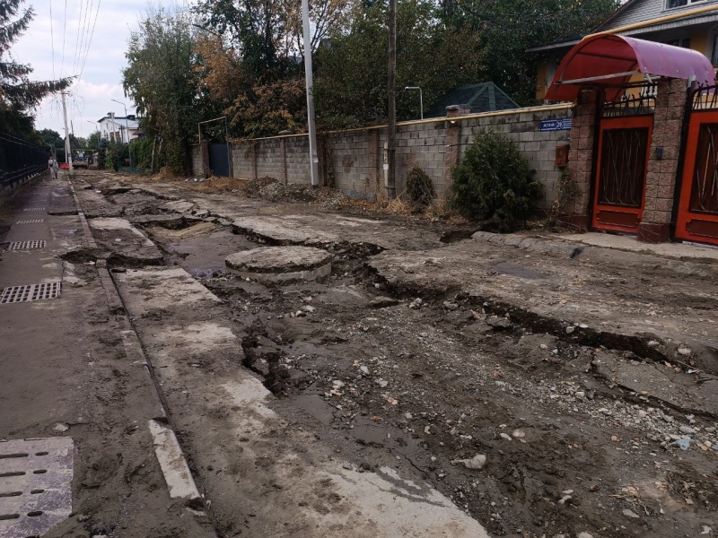 Дождь смыл годовую работу ремонтников: почему машины провалились под землю в Алматы