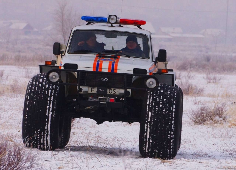 На трассах ВКО в условиях снега и гололеда встали автомобили