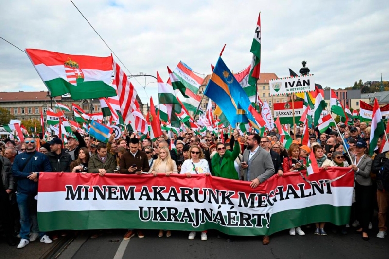 "Не хотим умирать за Украину". В Венгрии проходит марш мира