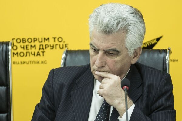 Преподаватель КРСУ молится Навальному