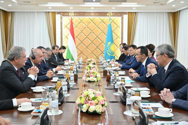 Укрепление межпарламентских связей обсудили Ашимбаев и Шуйок