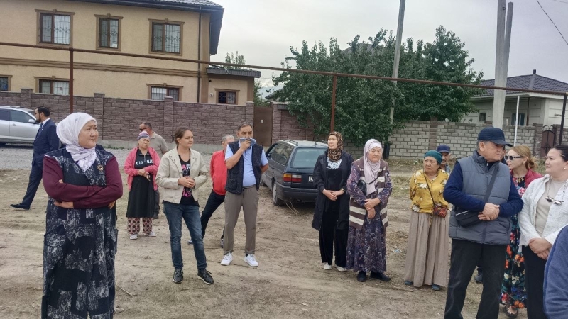 В алматинском микрорайоне на месте снесённых домов оставляют помойки. А почему их вообще сносят?