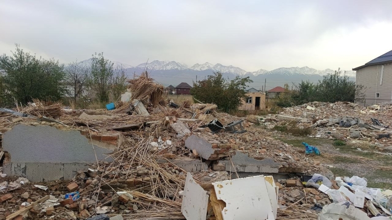 В алматинском микрорайоне на месте снесённых домов оставляют помойки. А почему их вообще сносят?