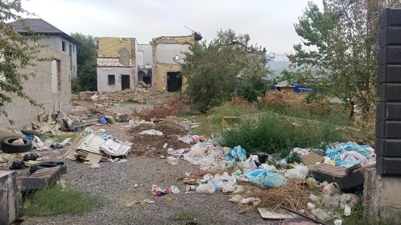 В алматинском микрорайоне на месте снесённых домов оставляют помойки. А почему их вообще сносят?