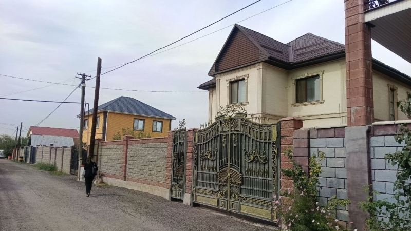 В алматинском микрорайоне на месте снесённых домов оставляют помойки. А почему их вообще сносят?