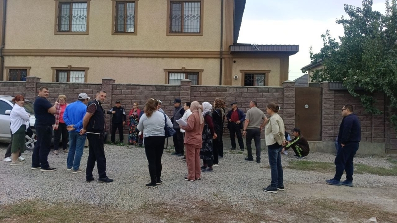 В алматинском микрорайоне на месте снесённых домов оставляют помойки. А почему их вообще сносят?
