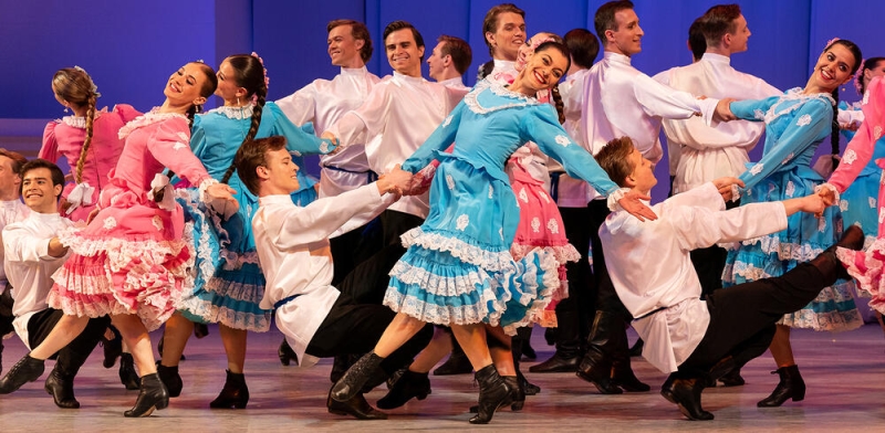 В Алматы с триумфальным успехом выступил балет Моисеева