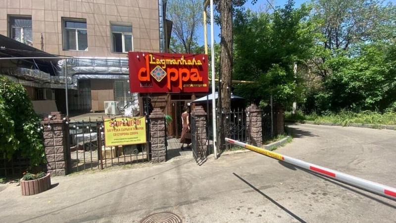 В Алматы снесли очередную незаконную пристройку 
  