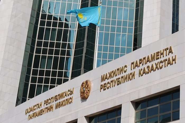 В Мажилисе проходит пленарное заседание с участием Бектенова и членов правительства