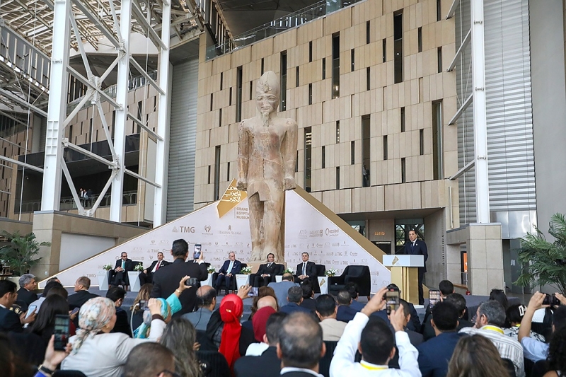 Артефакты за 7 тысячелетий. Около пирамид Гизы открылся Большой Египетский музей