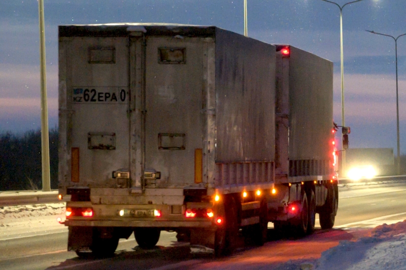 Более 600 грузовиков стоят в очереди: Эксперты оценили ситуацию со скоплением фур на границе РФ с Казахстаном
