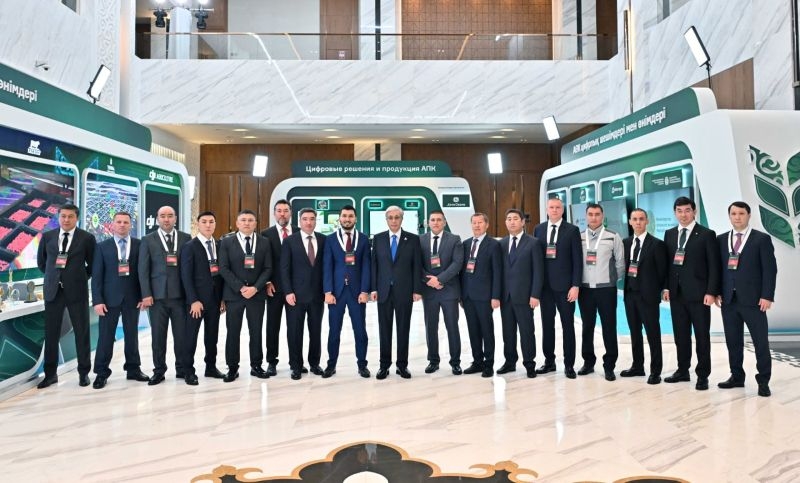 Глава государства осмотрел выставку цифровых решений в сфере сельского хозяйства