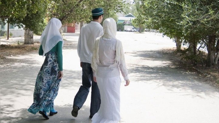 Казахстанский депутат предложил узаконить многоженство