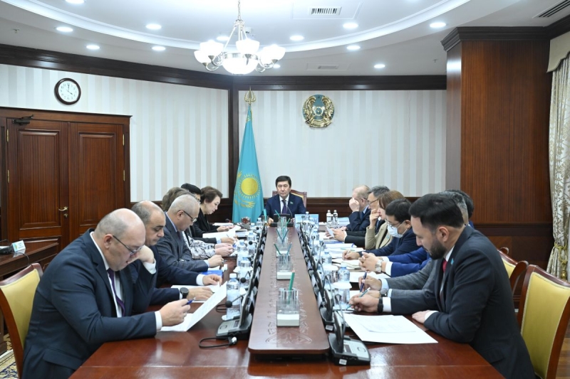 Мажилис рассмотрит законопроект по защите трудовых прав