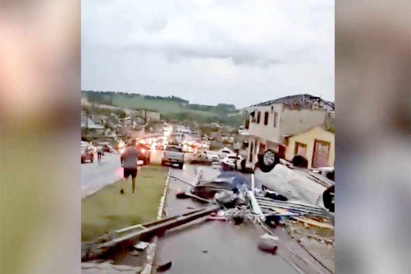 Пятеро погибли, здания разрушены, инфраструктура встала: Спасательные службы в Бразилии круглосуточно расчищают завалы после тайфуна