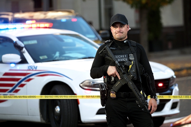 Ранены двое нацгвардейцев. Неизвестный открыл стрельбу около Белого дома