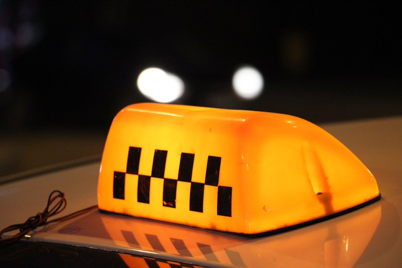 Таксисты за рулем отвлекаются на социальные сети и поиск заказов