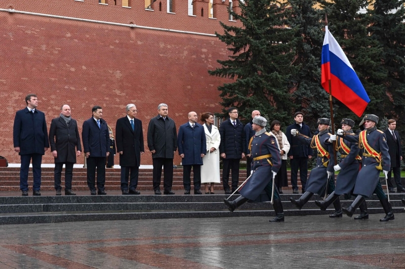 Токаев возложил цветы к мемориалу «Могила неизвестного солдата» в России