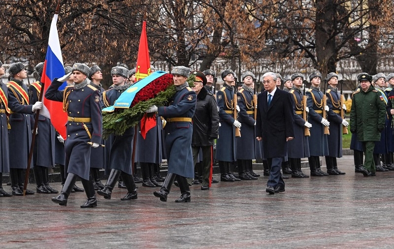 Токаев возложил цветы к мемориалу «Могила неизвестного солдата» в России