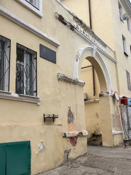 В актюбинском доме «для элиты» течёт крыша. Акимат помогать не собирается