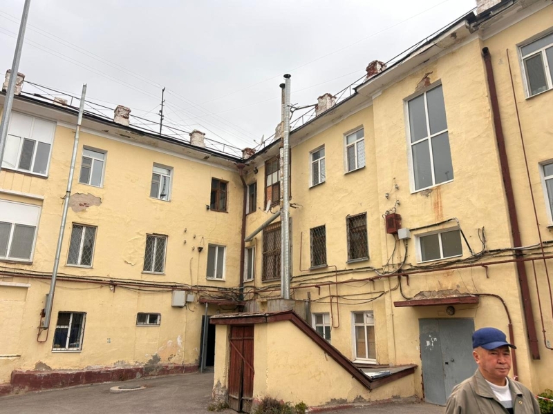 В актюбинском доме «для элиты» течёт крыша. Акимат помогать не собирается